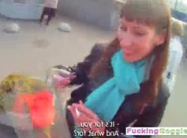 أظهر فاتنة الروسية الهواة في كاميرا ويب بينما كان صديقها صنع فيديو