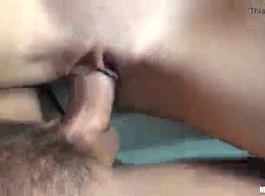 امرأة سمراء القذرة في جوارب مرح مارس الجنس والوجه
