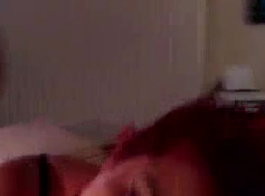 الفرخ الأحمر الشعر وصديقها يمارسان الجنس أمام الكاميرا، في غرفة نومها.