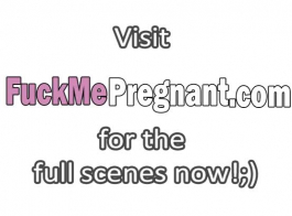 فاتنة حامل يستخدم لعبة الجنس الوردي لإرضاء بوسها، ونائب الرئيس عليها.