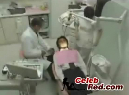 ممرضة يابانية قرنية إعطاء الجنس عن طريق الفم للمريض.