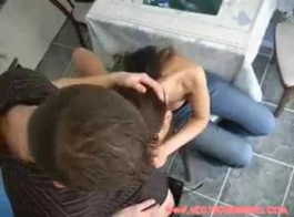 امرأة سمراء ضئيلة تحصل مارس الجنس أثناء تعلم أنها تعلم تقنية جديدة اللسان والحصول على بوسها يمسح.