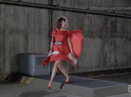 امرأة ذات شعر أحمر، شارلي ش الركوع على الأرض واتخاذ دورات مص ديك