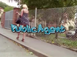 امرأة سمراء باهتة مع ضيق، بوس وردي مع حبيبها، بينما يصنع مقطع فيديو لها.