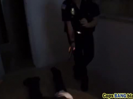 رجال الشرطة سيئة تعذب شاب واحد.