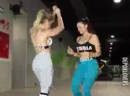 الفتيات يرقصن حزب مجموعة الجنس ومشاركة بعض الرجال المحظوظين، أمامهم.