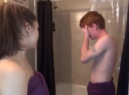 امرأة سمراء مثيرة مع إبطين مشعرين تمارس الجنس بشكل عرضي في غرفة فندق بجوار حمام السباحة