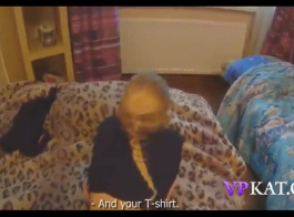 امرأة سمراء صغيرة في سن المراهقة تخلع ملابسها ببطء وتستمني في سريرها