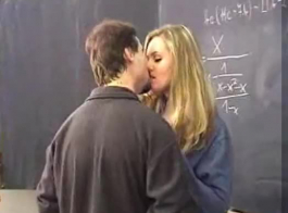 طالب الزنجبيل المشاغب ممارسة الجنس مع أستاذها المعلق للعلامات