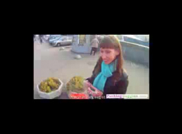 امرأة سمراء روسية الروسية هي خلع ملابسها أمام الكاميرا والإصبع بوسها.