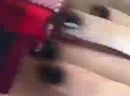 امرأة سمراء في سن المراهقة ممارسة الجنس في الهواء الطلق مع المتأنق.