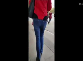 امرأة ذات شعر أسود مع كبير الثدي يحمل ساقيها رفعت عالية والحصول على مارس الجنس.