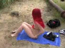 امرأة ذات شعر أحمر حار، نيكي ديلانو تتمتع بحمامات ساخنة مع ممارسة الجنس بالبخار مع زوجها.