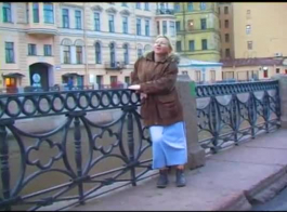 مفلس، امرأة سمراء الروسية في قميص أصفر تتناول ديكس البني الكبير في بوسها الناعم.